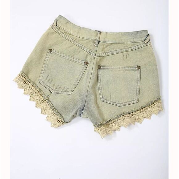 Free People Lace Hem Crochet Cutoff Denim Shorts Women’s 25 Light Wash EUC - Picture 4 of 8